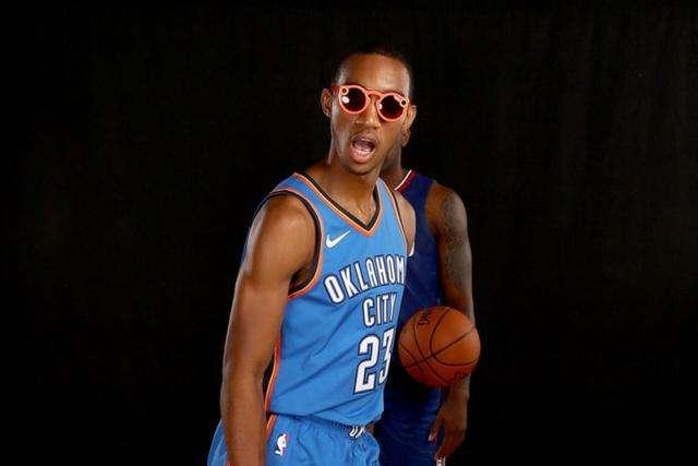 詹姆斯大三双浓眉29+16 湖人大胜送奇才11连败